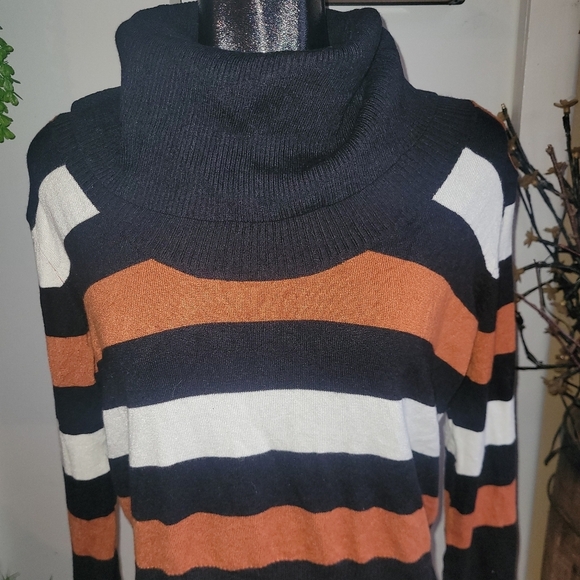 Ilanco Knit Turtleneck Sweater in Orange, Black and White M - Picture 5 of 6